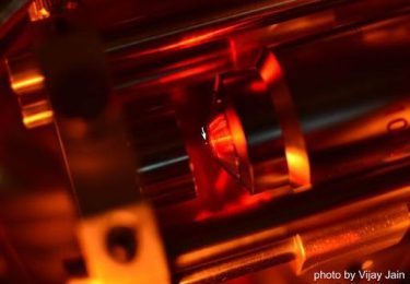 Koheras lasers levitate nanoparticle